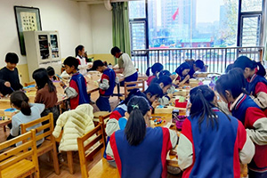 三河市燕橋?qū)W校美術(shù)社團開展尤克里里手繪課！